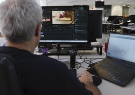 Imagen de archivo de un empleado durante el desempeño de su jornada laboral.
