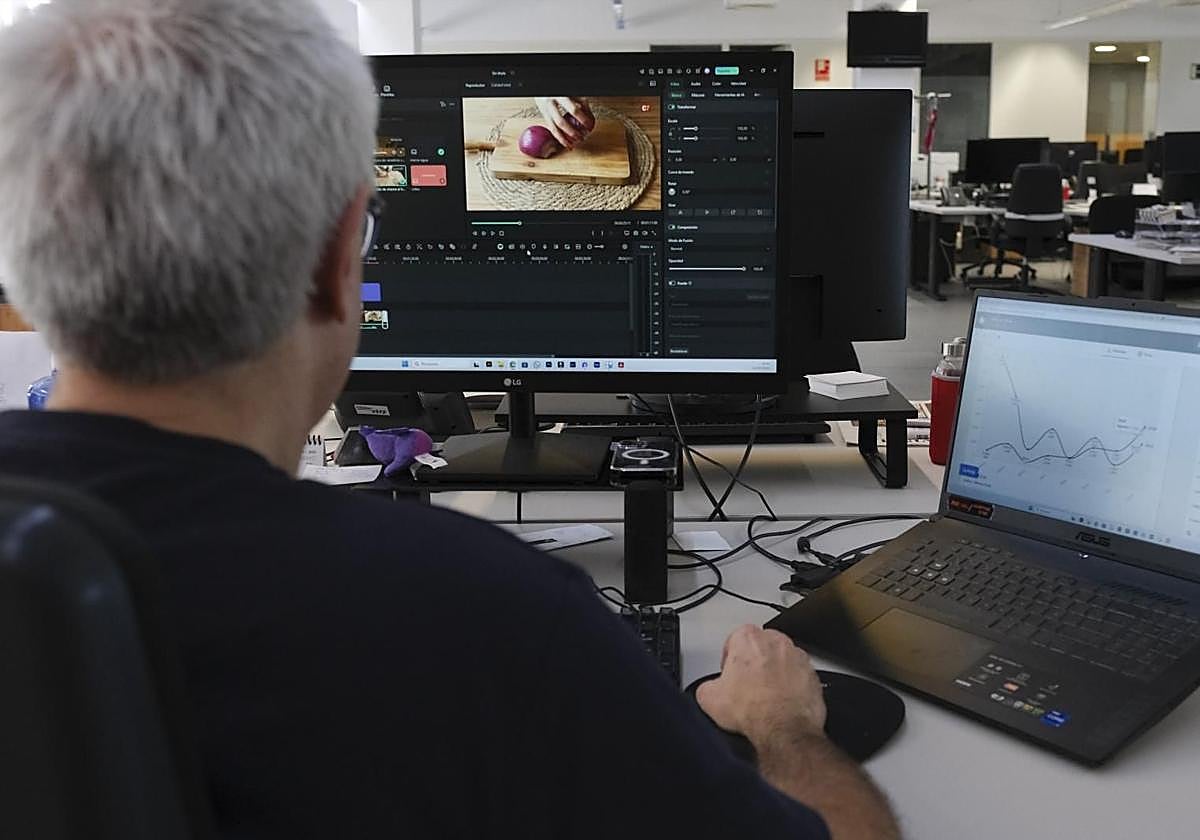 Imagen de archivo de un empleado durante el desempeño de su jornada laboral.