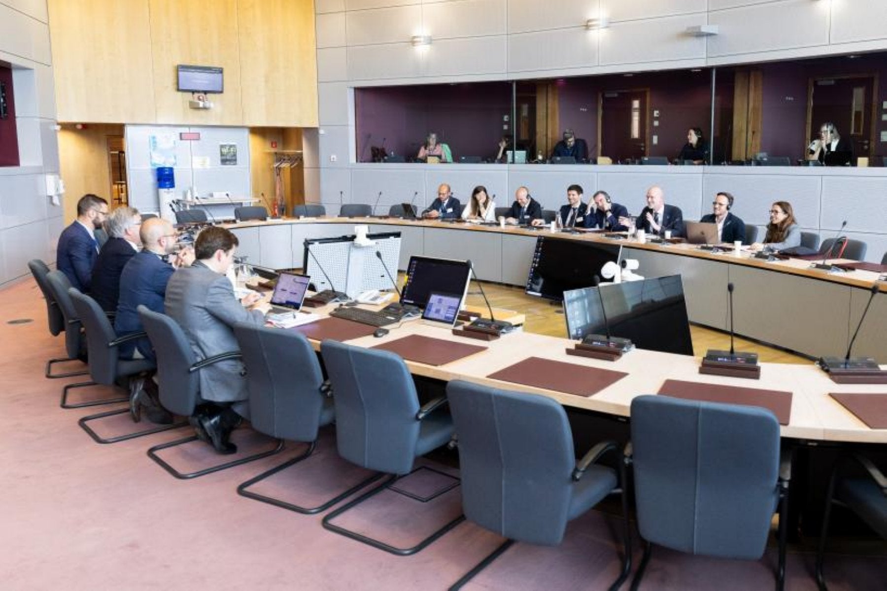 Reunión de la representación de Canarias y el equipo del comisario de Migraciones de la UE.