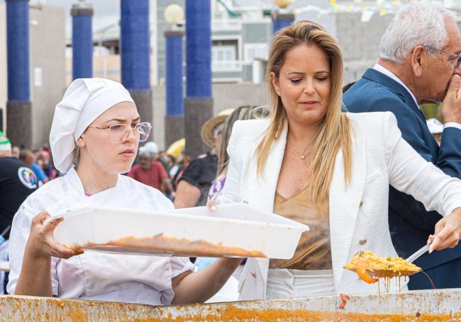 Yilenia Vega, en la paella que se cocinó en 2024.