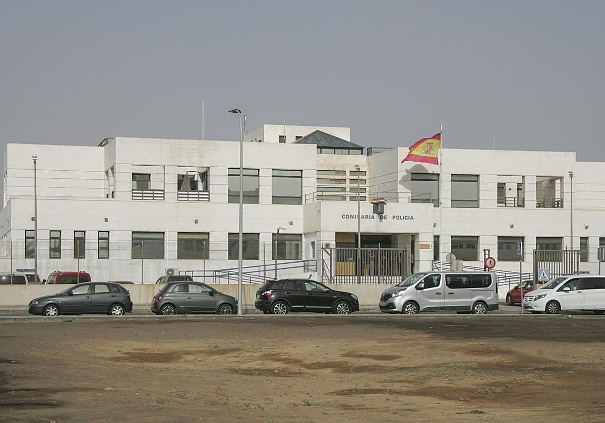 Vista de la fachada principal de la comisaría de la Policía Nacional en Arrecife.