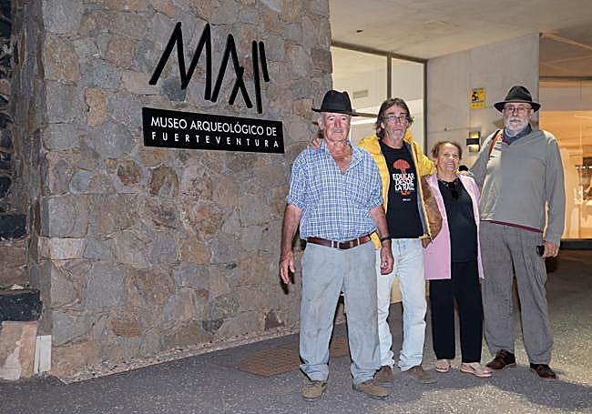 Los cuatro expertos en saberes de la cultura popular, este miércoles a la puerta del MAF, en Betancuria.