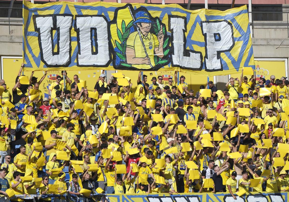 La Grada Naciente, durante un partido en el Estadio de Gran Canaria.