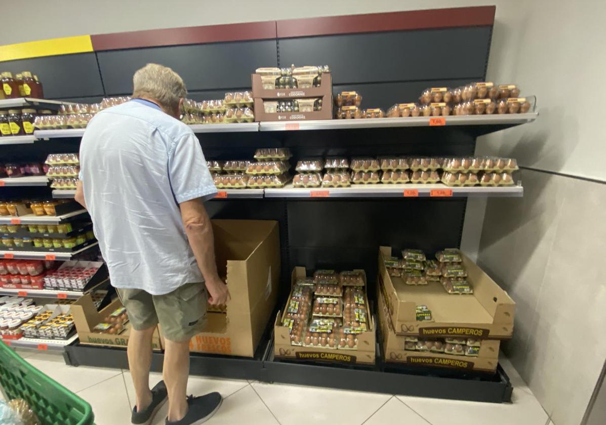 Imagen de archivo de un hombre en un supermercado.