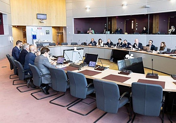 Reunión de la representación de Canarias y el equipo del comisario de Migraciones de la UE.