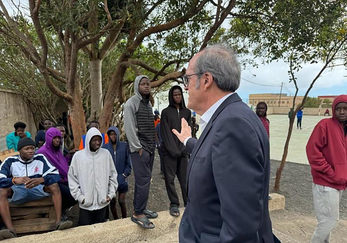 El Defensor del Pueblo, Ángel Gabilondo, en una visita a menores migrantes no acompañados en El Hierro.
