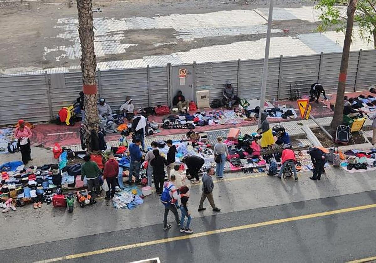 Imagen del mercadillo paralelo al rastro juntoa la valla de obra de la MetroGuagua.