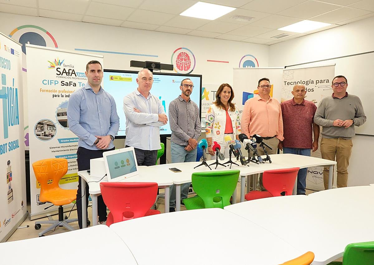 Imagen secundaria 1 - La empresa presentó el proyecto en el CIFP capitalino.