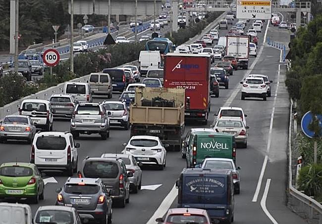 Atasco en Telde, hacia el Sur, a la altura de la zona comercial de La Mareta.