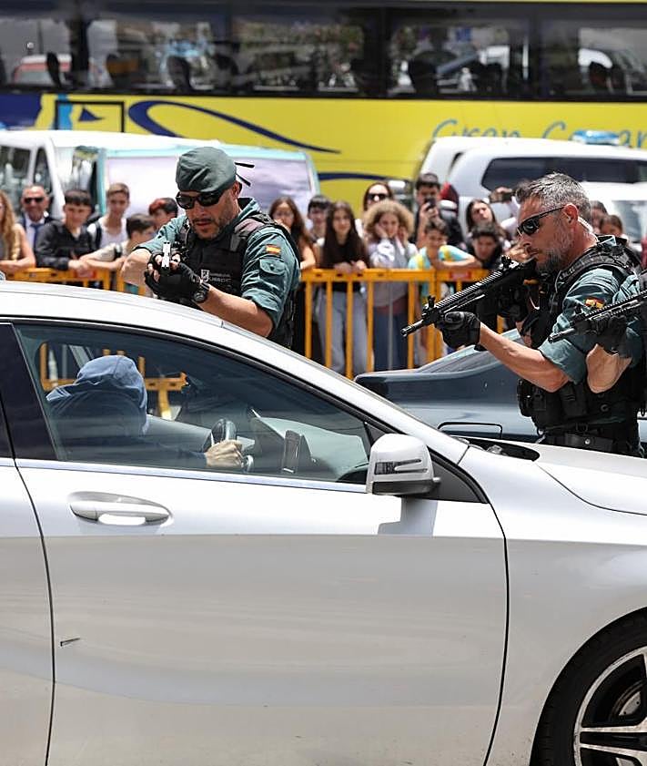 Imagen secundaria 2 - Puestos instalados en la plaza de San Juan y exhibiciones realizadas por el Cuerpo. 