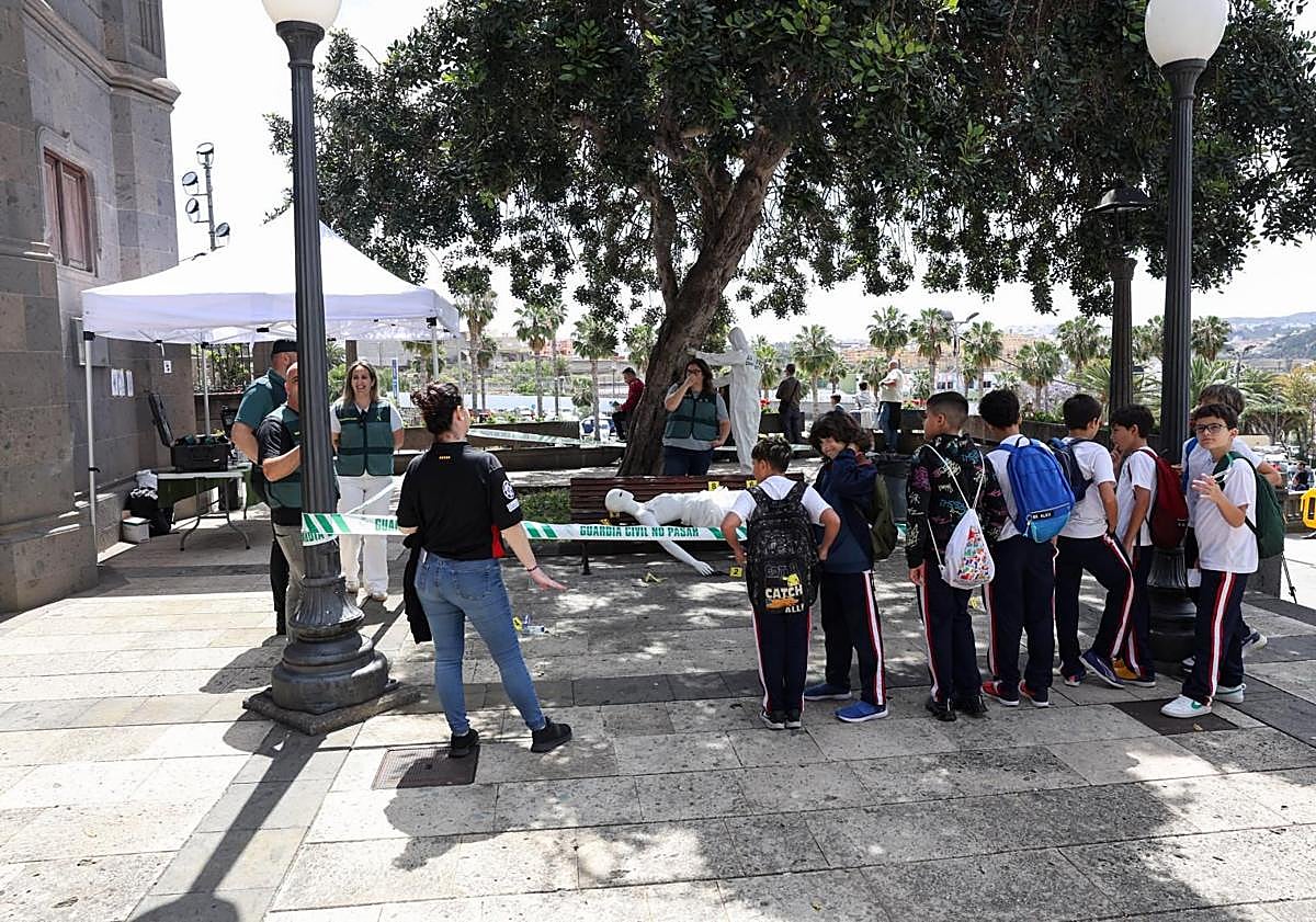 Imagen principal - Puestos instalados en la plaza de San Juan y exhibiciones realizadas por el Cuerpo. 
