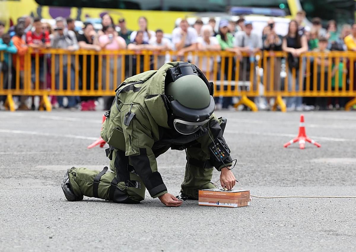 Imagen secundaria 1 - Puestos instalados en la plaza de San Juan y exhibiciones realizadas por el Cuerpo. 