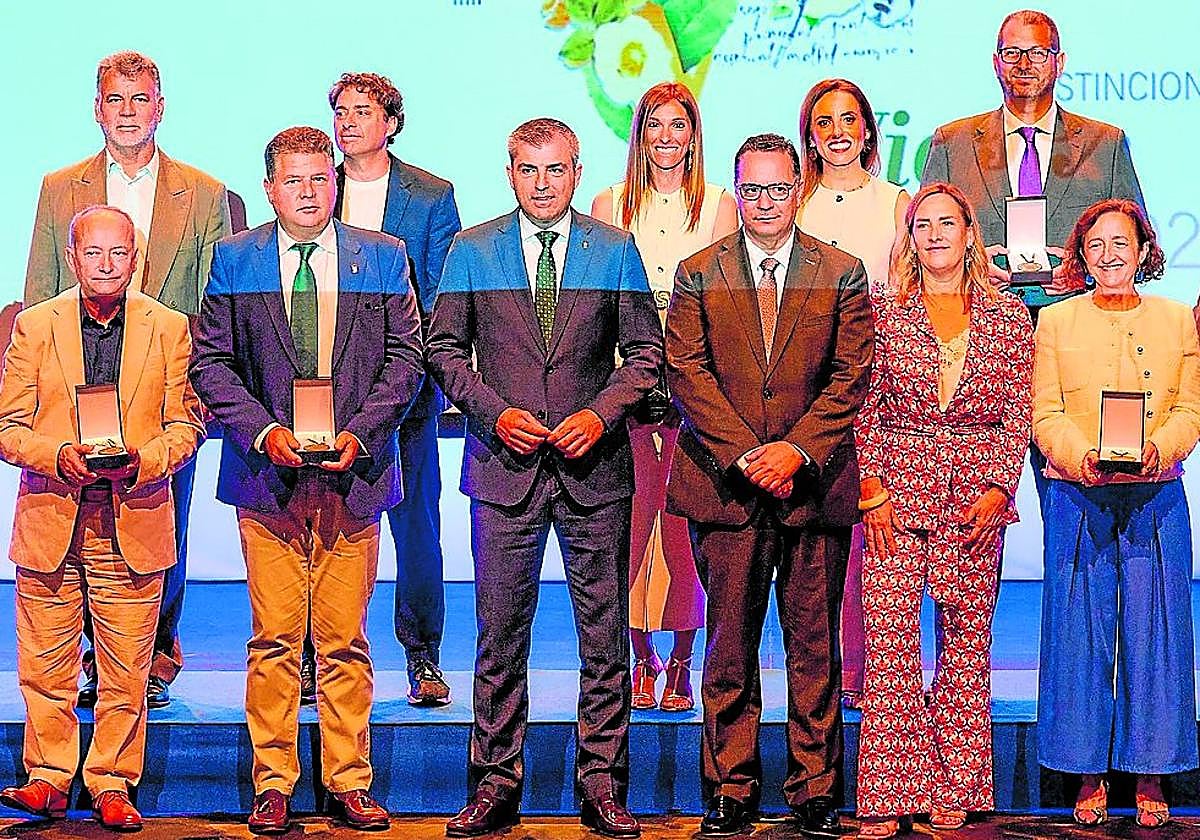 Foto de familia de los Premios Viera y Clavijo de este año.