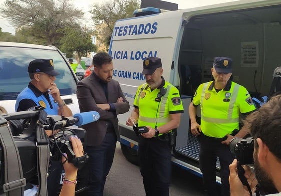 Josué Íñiguez, este viernes en la presentación de los nuevos etilómetros de la Policía Local.