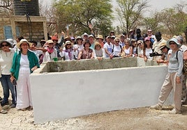 Parte del alumnado sénior de la ULPGC posa junto al pozo de agua en la población de Bambey.