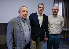 En la imagen, René de Lamar del Risco (izq.), Javier Pagonabarraga (c.) y Ayoze González, en la reunión científica sobre la enfermedad del Parkinson celebrada en la capital grancanaria.