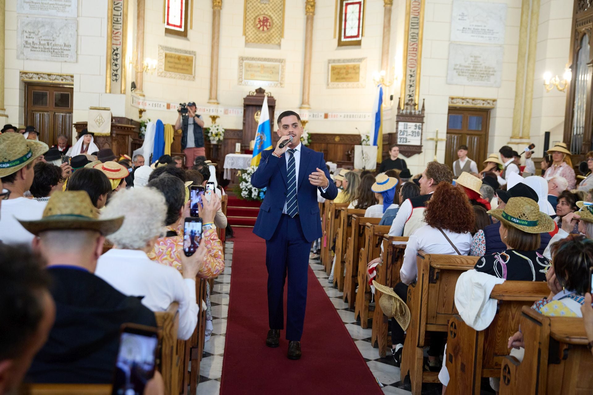 La tradición canaria tiñe la capital de blanco, azul y amarillo