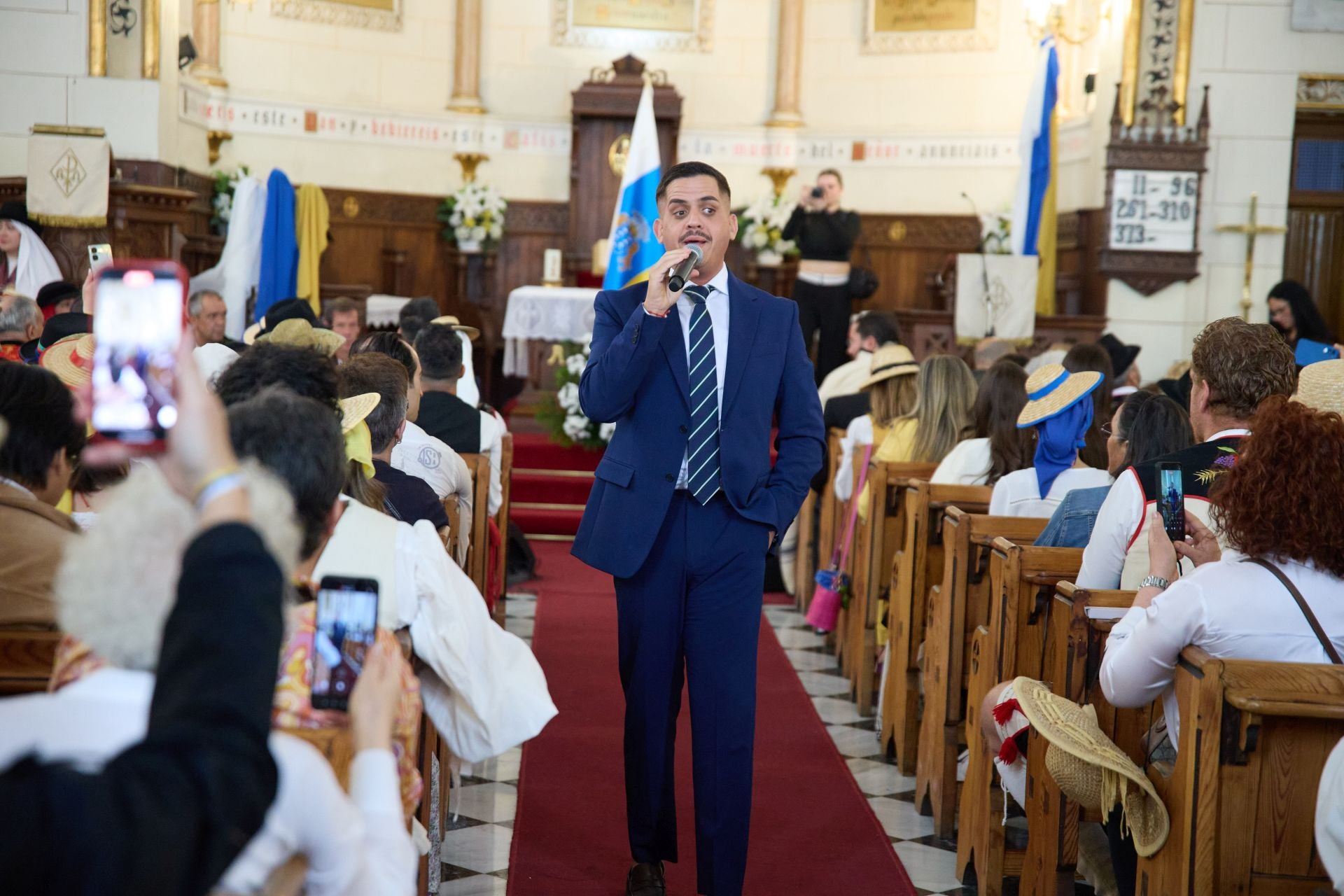 La tradición canaria tiñe la capital de blanco, azul y amarillo