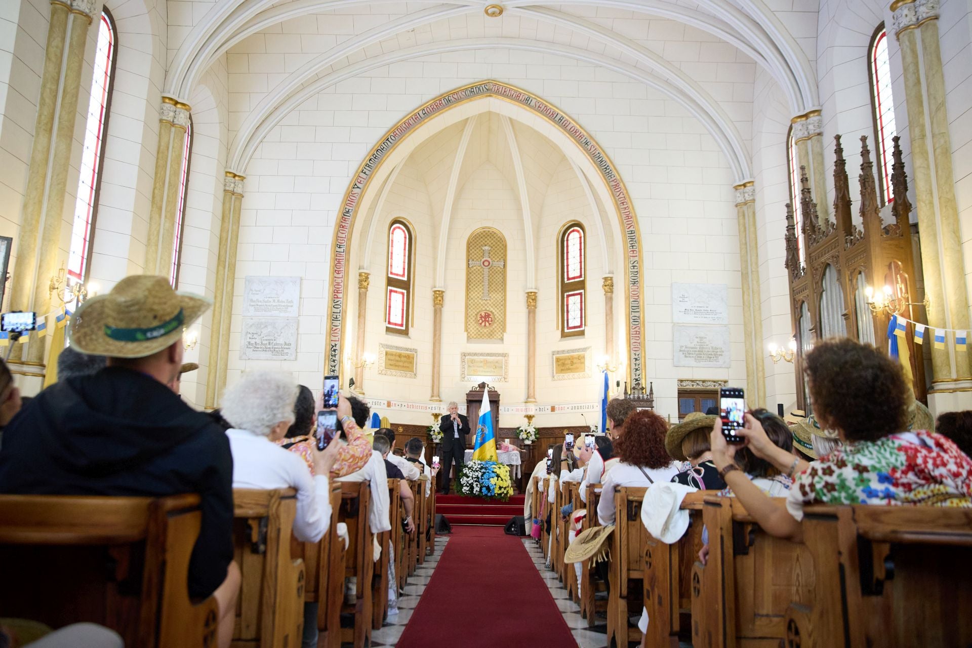 La tradición canaria tiñe la capital de blanco, azul y amarillo