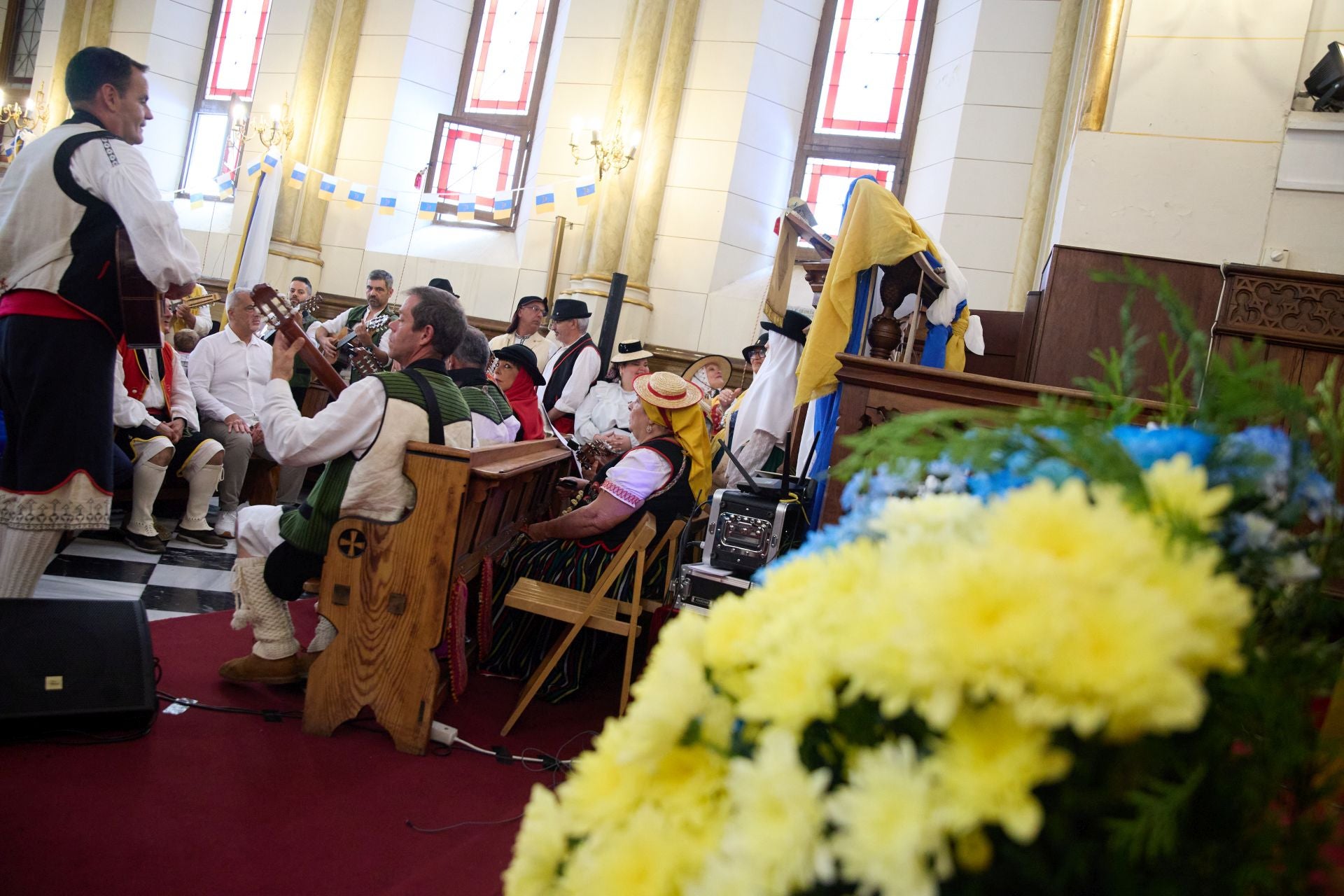 La tradición canaria tiñe la capital de blanco, azul y amarillo