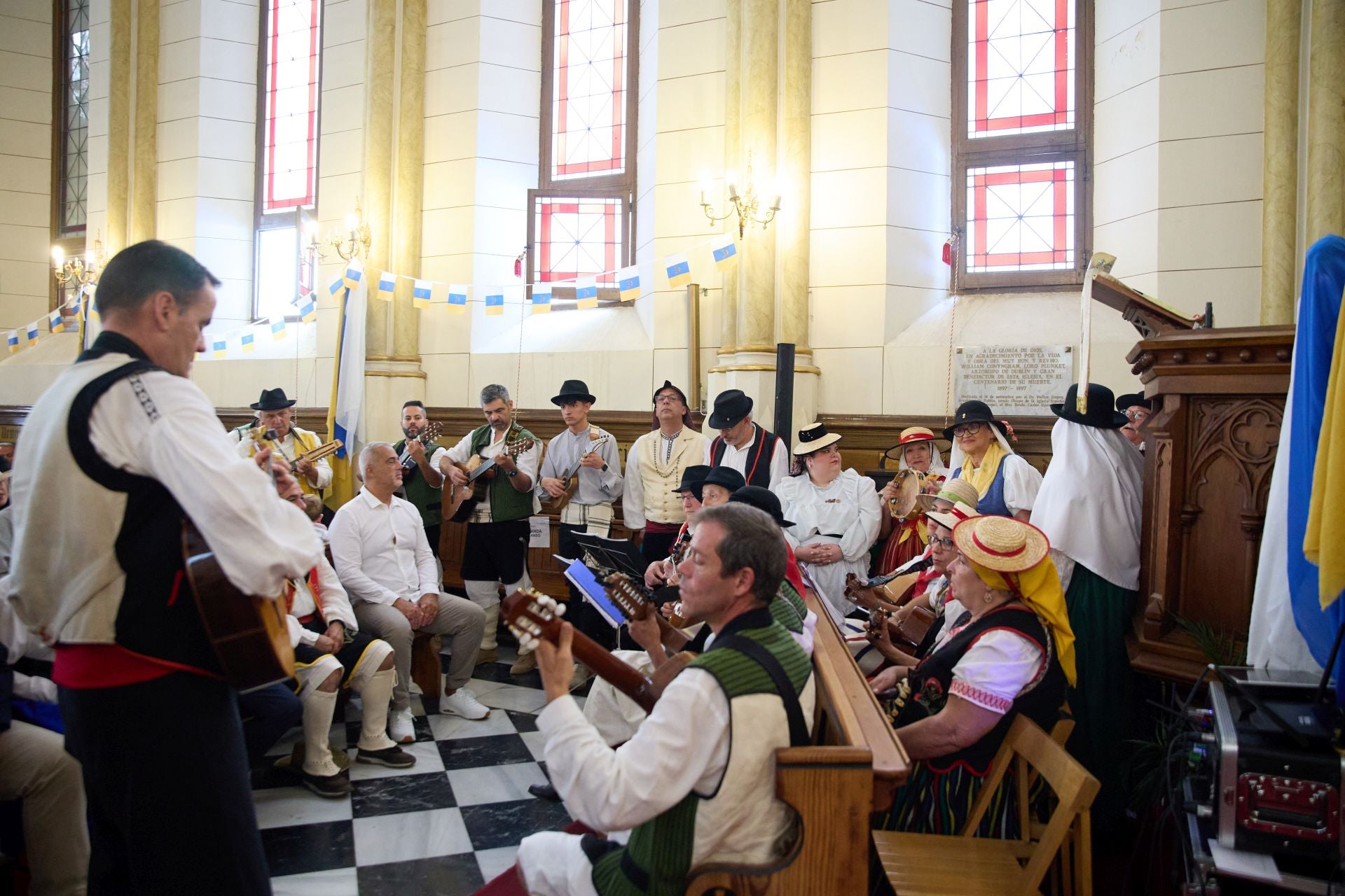 La tradición canaria tiñe la capital de blanco, azul y amarillo