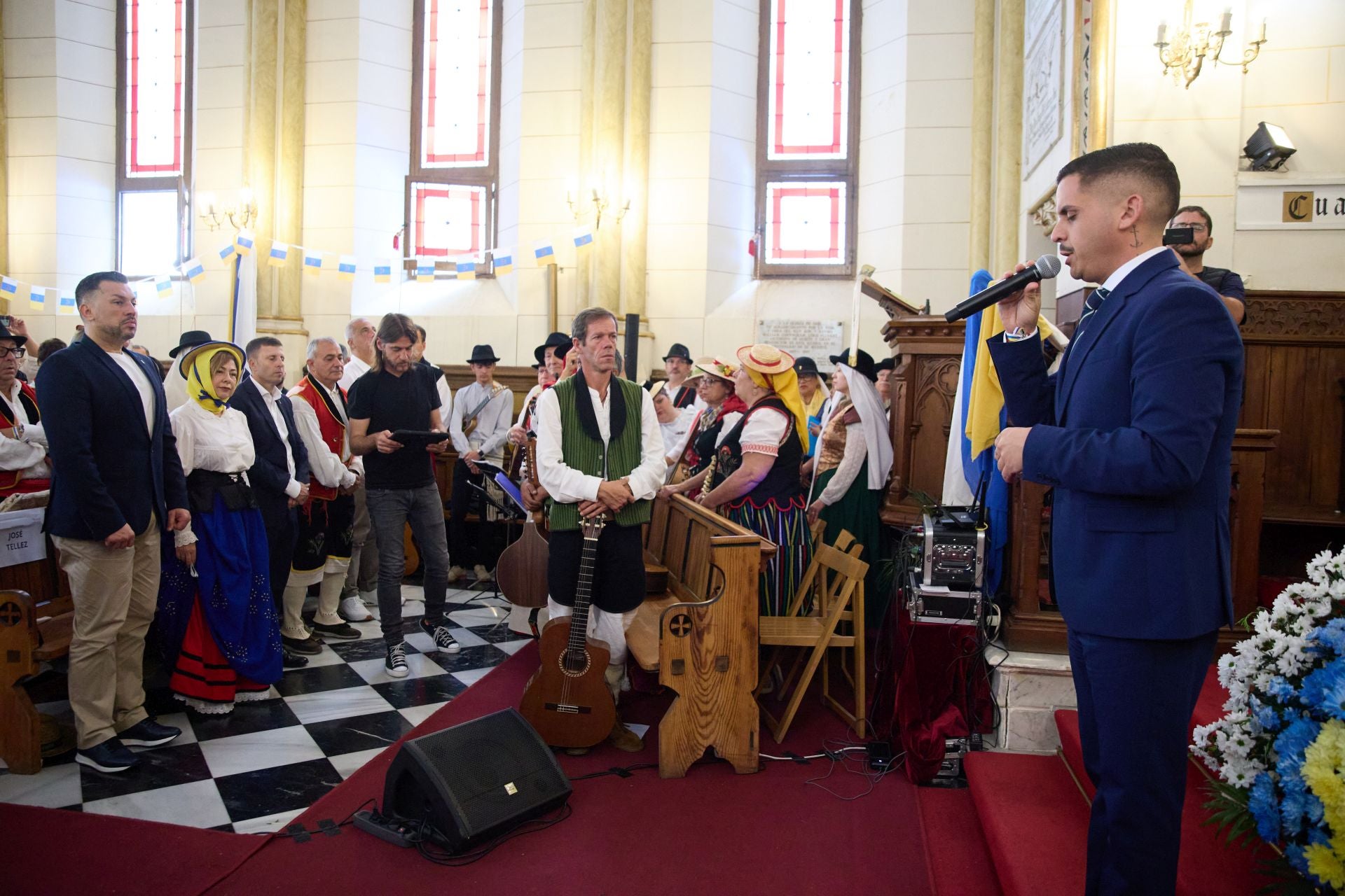 La tradición canaria tiñe la capital de blanco, azul y amarillo