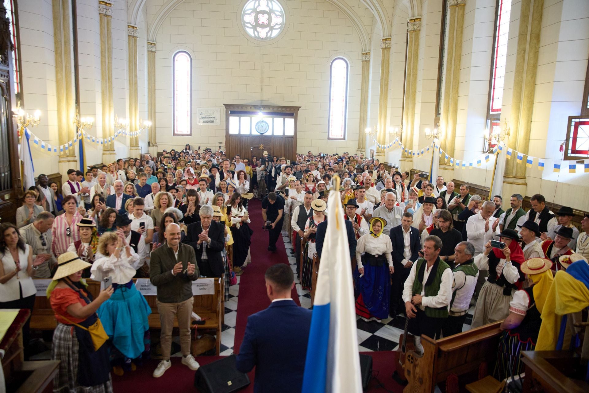 La tradición canaria tiñe la capital de blanco, azul y amarillo