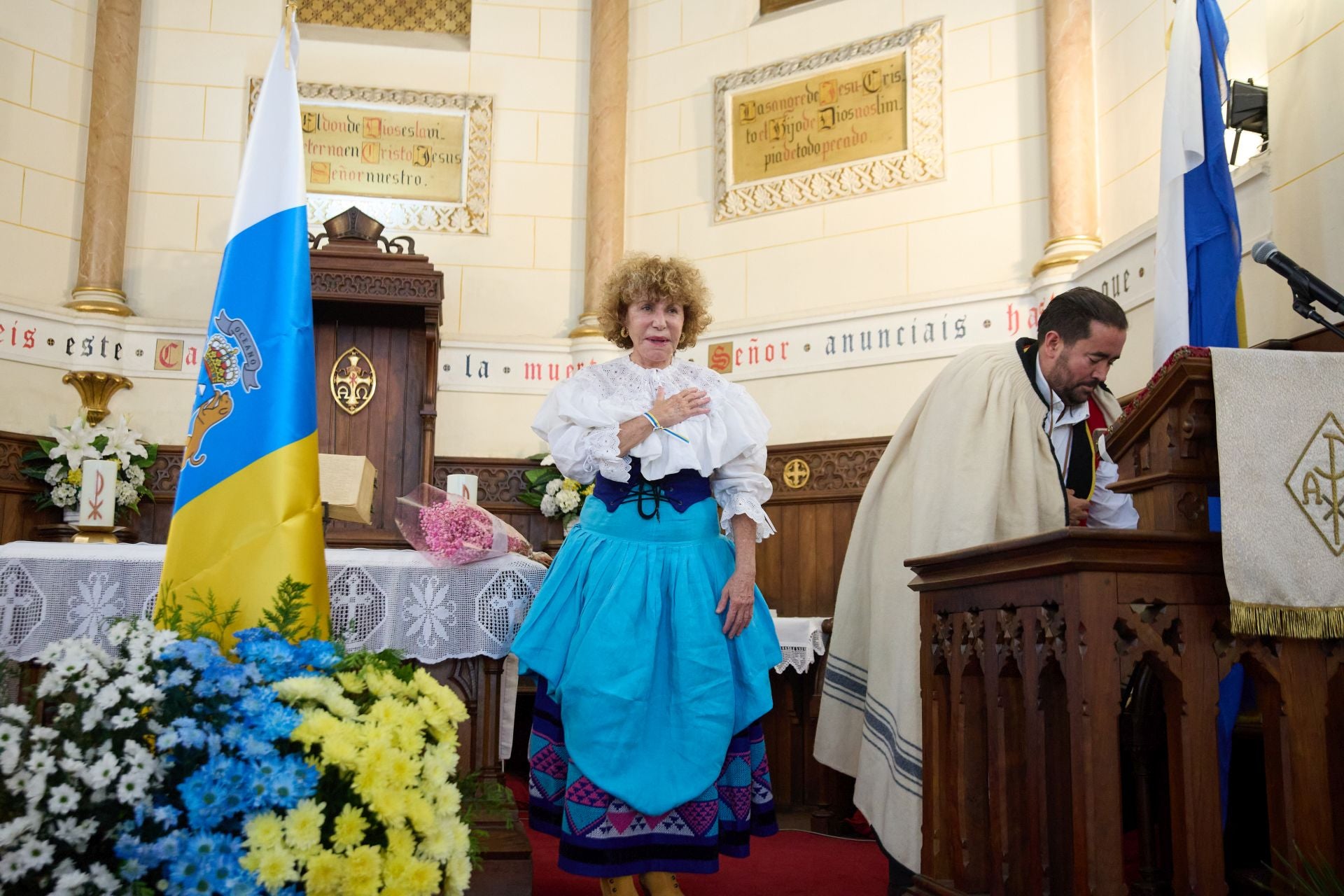 La tradición canaria tiñe la capital de blanco, azul y amarillo