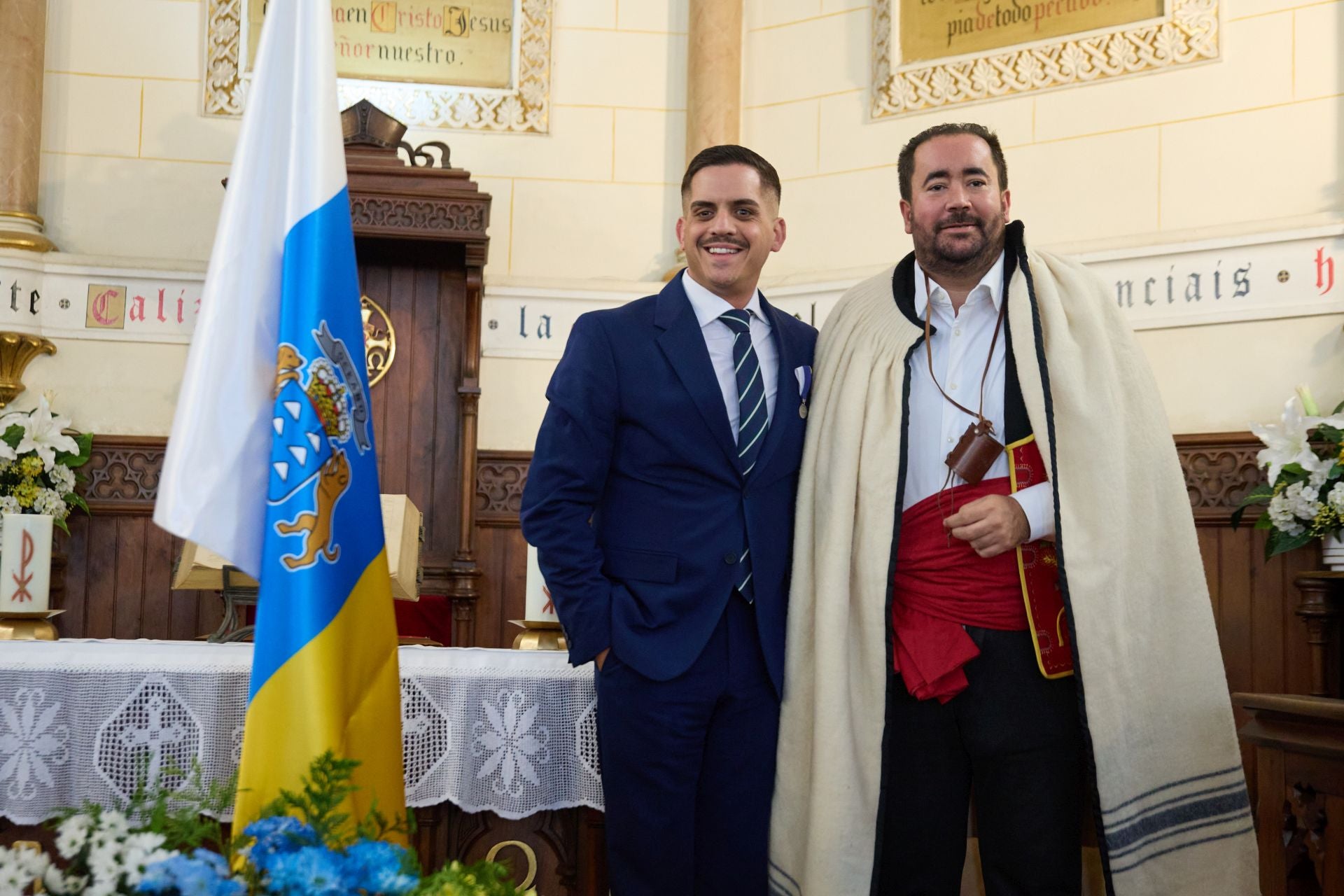 La tradición canaria tiñe la capital de blanco, azul y amarillo