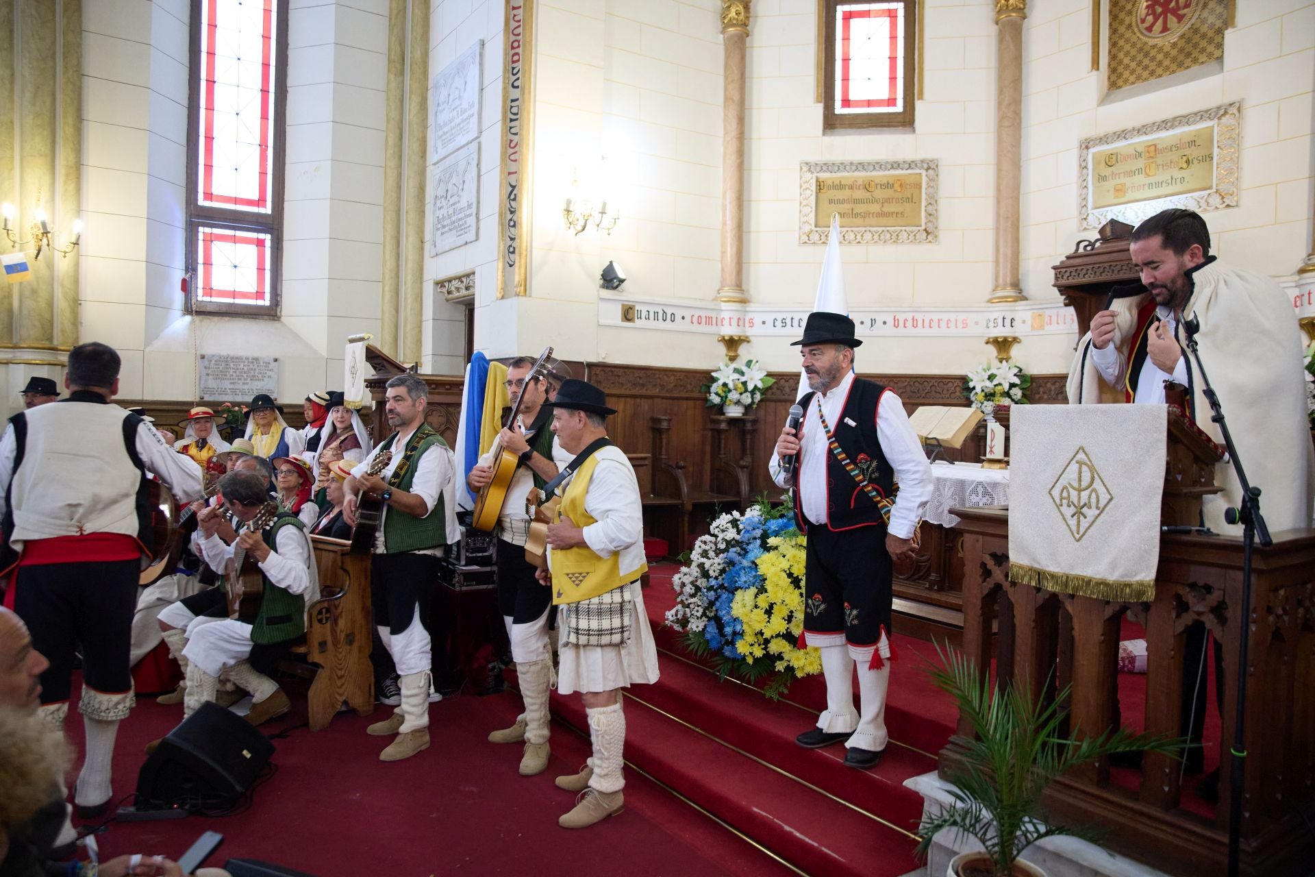 La tradición canaria tiñe la capital de blanco, azul y amarillo