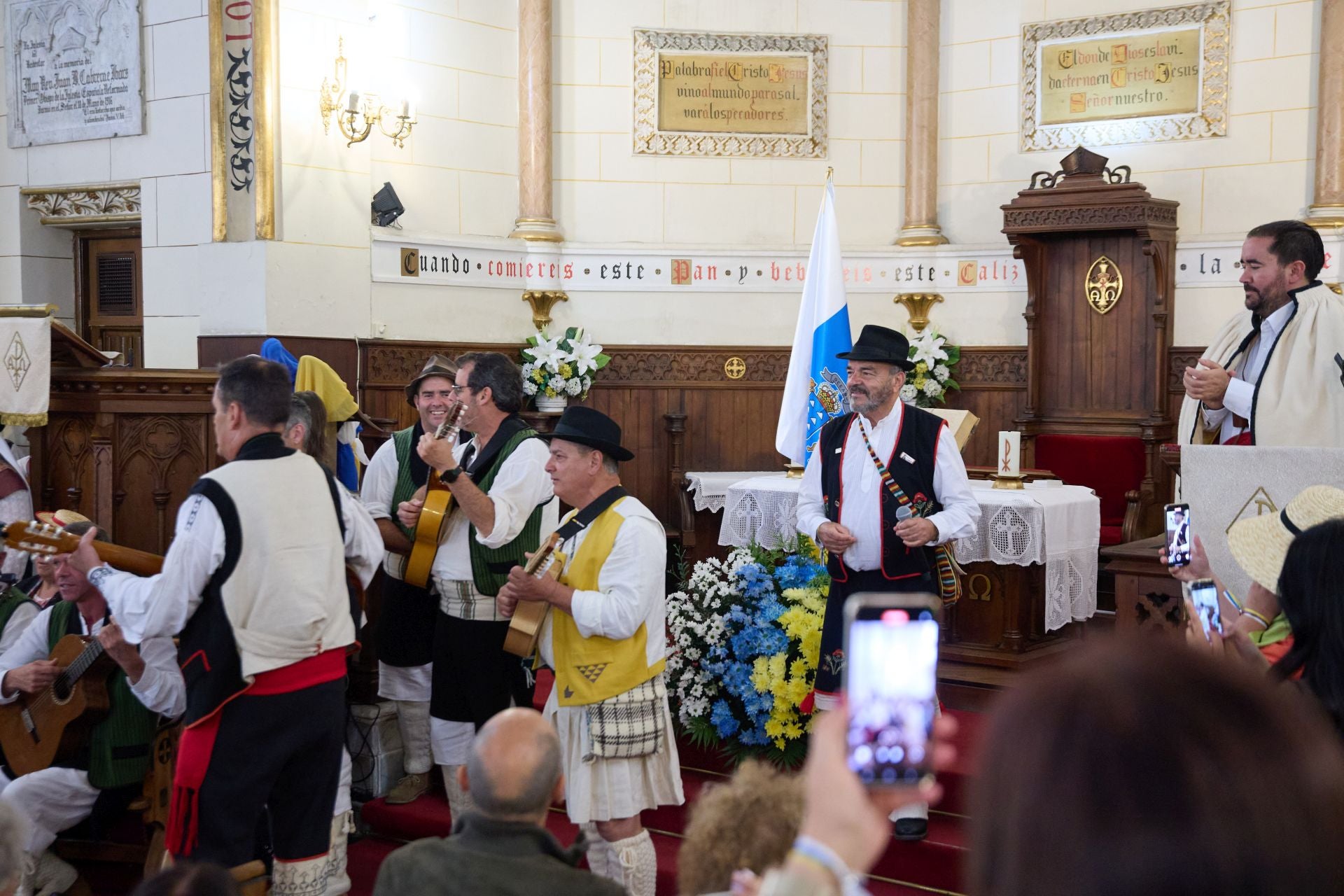 La tradición canaria tiñe la capital de blanco, azul y amarillo