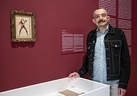 Juan Vicente Aliaga ante una pieza de 'Néstor reencontrado' en el Reina Sofía.