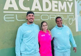 Carlota Molina, escoltada por Acaymo Medina y Pablo Moreno.