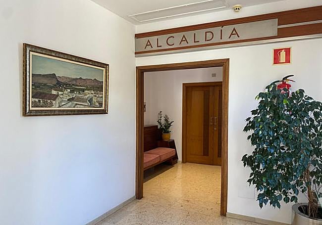 El cuadro está situado justo a la entrada de la Alcaldía en el Ayuntamiento de Agüimes.