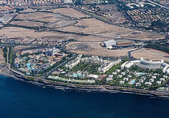 Vista general de Meloneras. El desbloqueo beneficia a la parte más próxima al mar. La otra forma parte del 2B, aún pendiente.