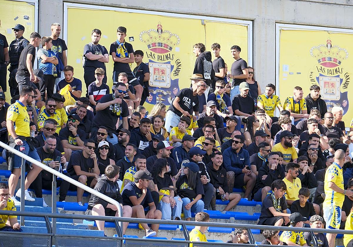 Protesta de los aficionados de la UD luciendo camisetas negras.