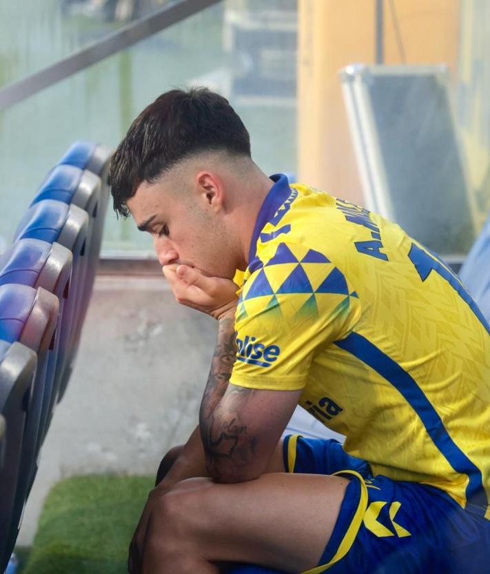 Imagen secundaria 2 - Moleiro se hunde al acabar el partido: una desolación que huele a despedida