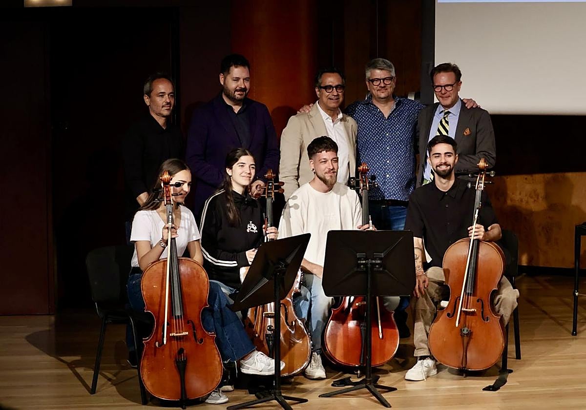 Los chelistas Oliver del Rosario, Paula Suárez, Besay Brito y Lucía Soto junto a Óscar Muñoz, Josué Íñiguez, Diego Navarro, José Brito y Tilman Kuttenkeuler.