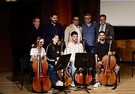 Los chelistas Oliver del Rosario, Paula Suárez, Besay Brito y Lucía Soto junto a Óscar Muñoz, Josué Íñiguez, Diego Navarro, José Brito y Tilman Kuttenkeuler.