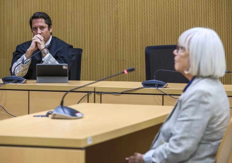El fiscal Javier Ródenas escucha reconocer su culpabilidad a Yulia Maleeva.