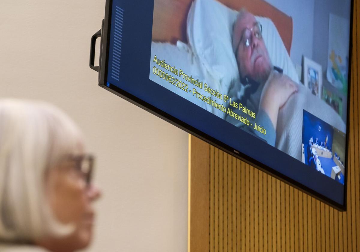 Imagen principal - Los acusados, durante el juicio.