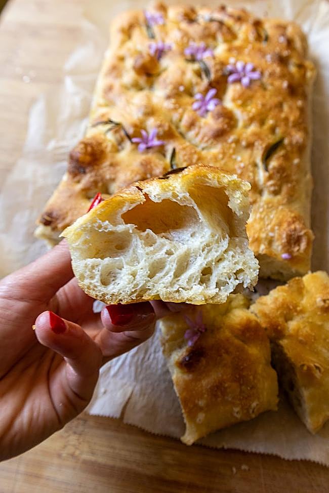 Interior esponjoso de la focaccia