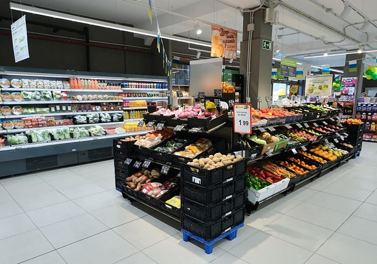 Imagen principal - 1. La cadena ha invertido 611.000 euros en la reforma de esta tienda situada en Fuerteventura. 2.- Sección de bodega. 3.- Tiene una sala de ventas de 490 metros cuadrados y una plantilla formada por 13 personas.