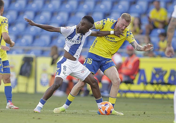 Pugna de McBurnie por el control del balón.