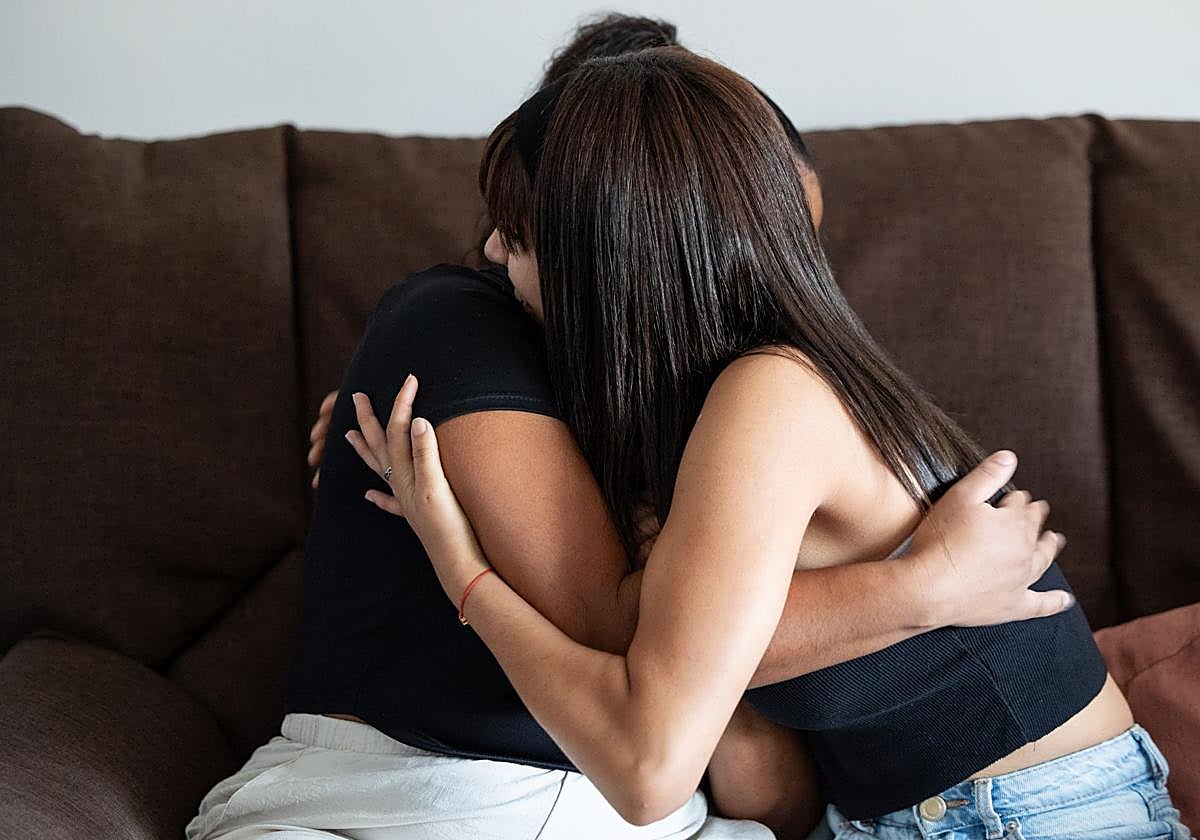 Imagen de archivo de dos jóvenes extuteladas en un piso compartdo del Gobierno canario