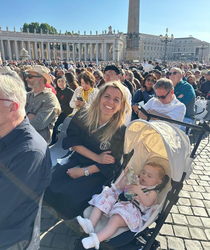 Imagen secundaria 2 - La primera niña bendecida por el Papa León XIV es canaria: «Cogió a Magdalena de los brazos de su padre y la bendijo con mucho cariño»