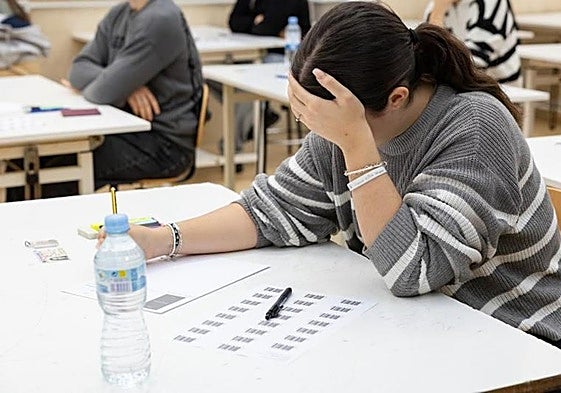 Una alumna se enfrenta a la prueba de acceso a la universidad en la ULPGC.