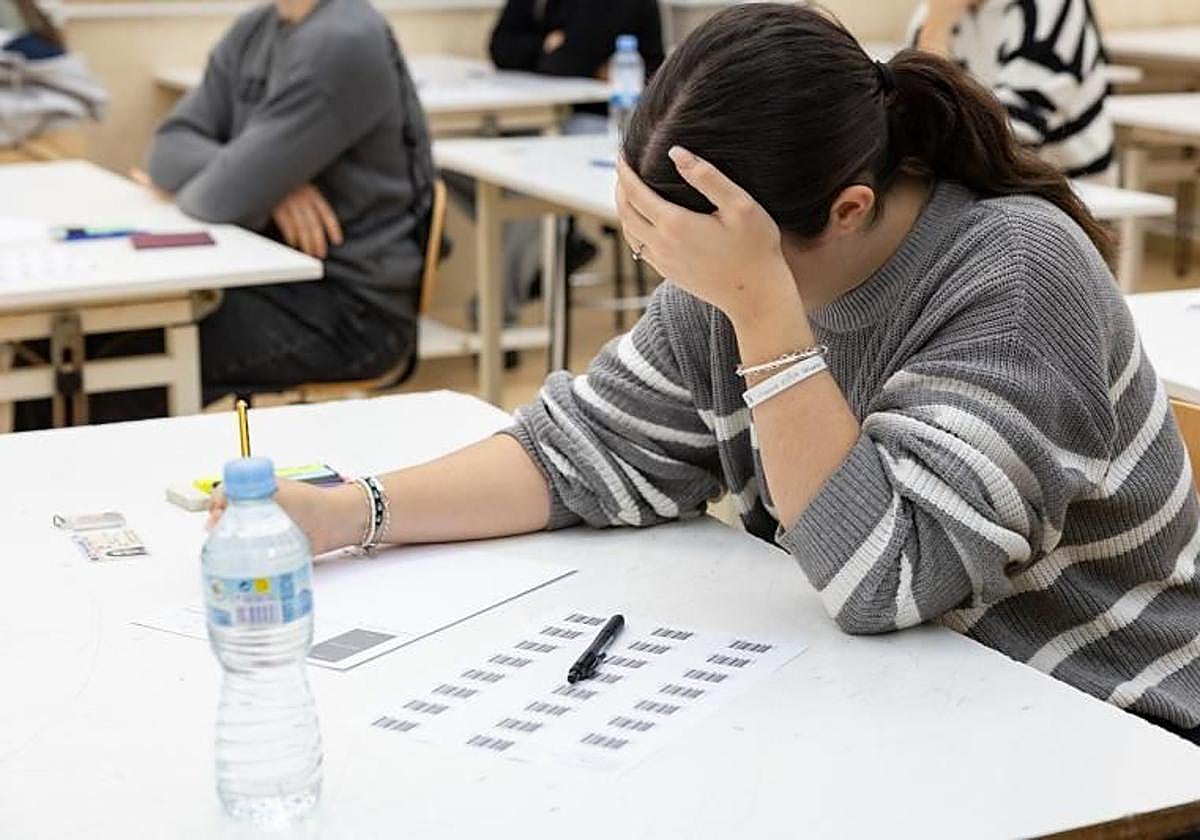 Una alumna se enfrenta a la prueba de acceso a la universidad en la ULPGC.
