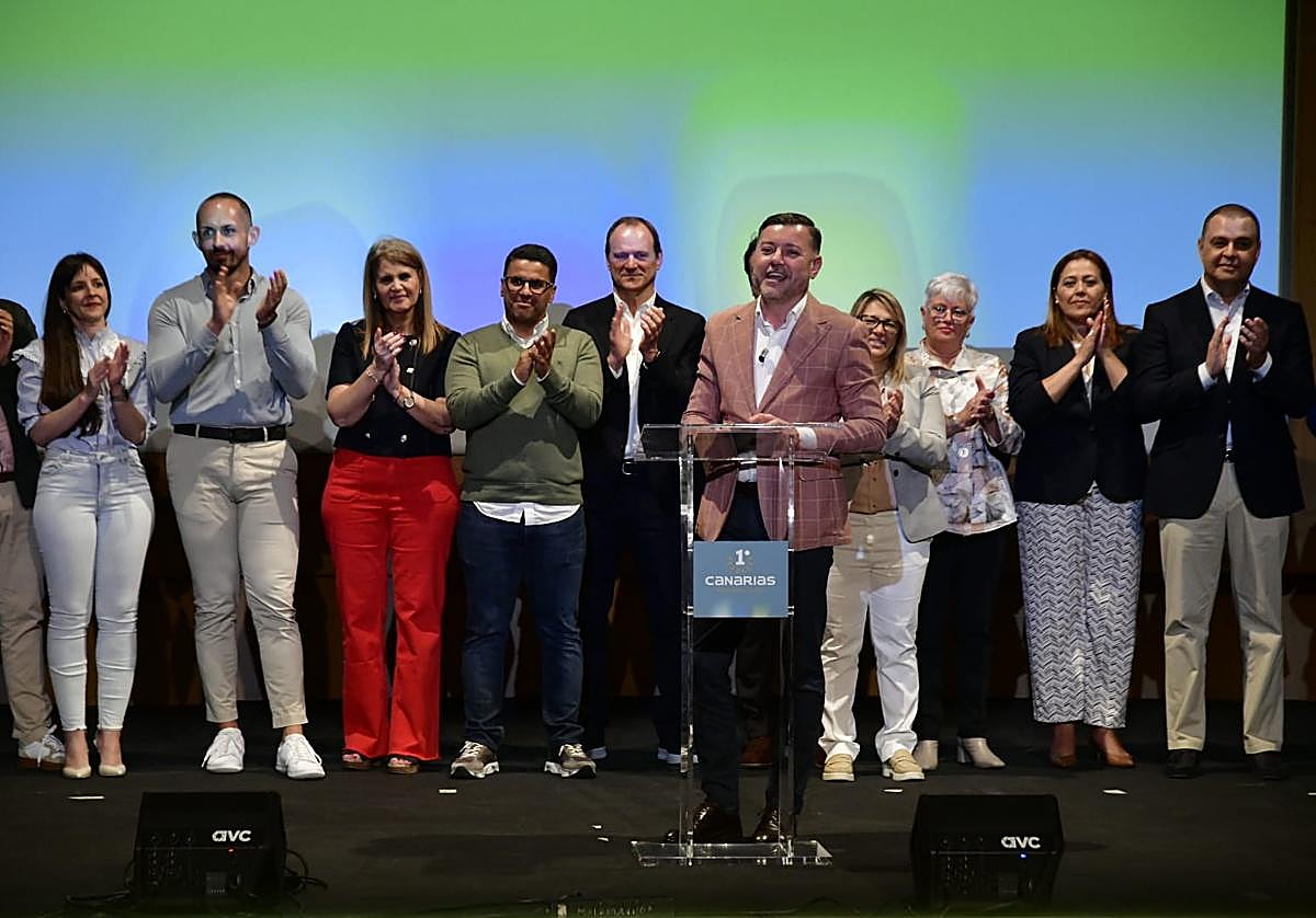 Teodoro Sosa, líder del partido Primero Canarias Municipalista acompañado por la comisión gestora durante su discurso en Infecar.