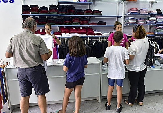 Imagen de trabajadoras en un negocio en la capital grancanaria, no relacionado con la noticia.